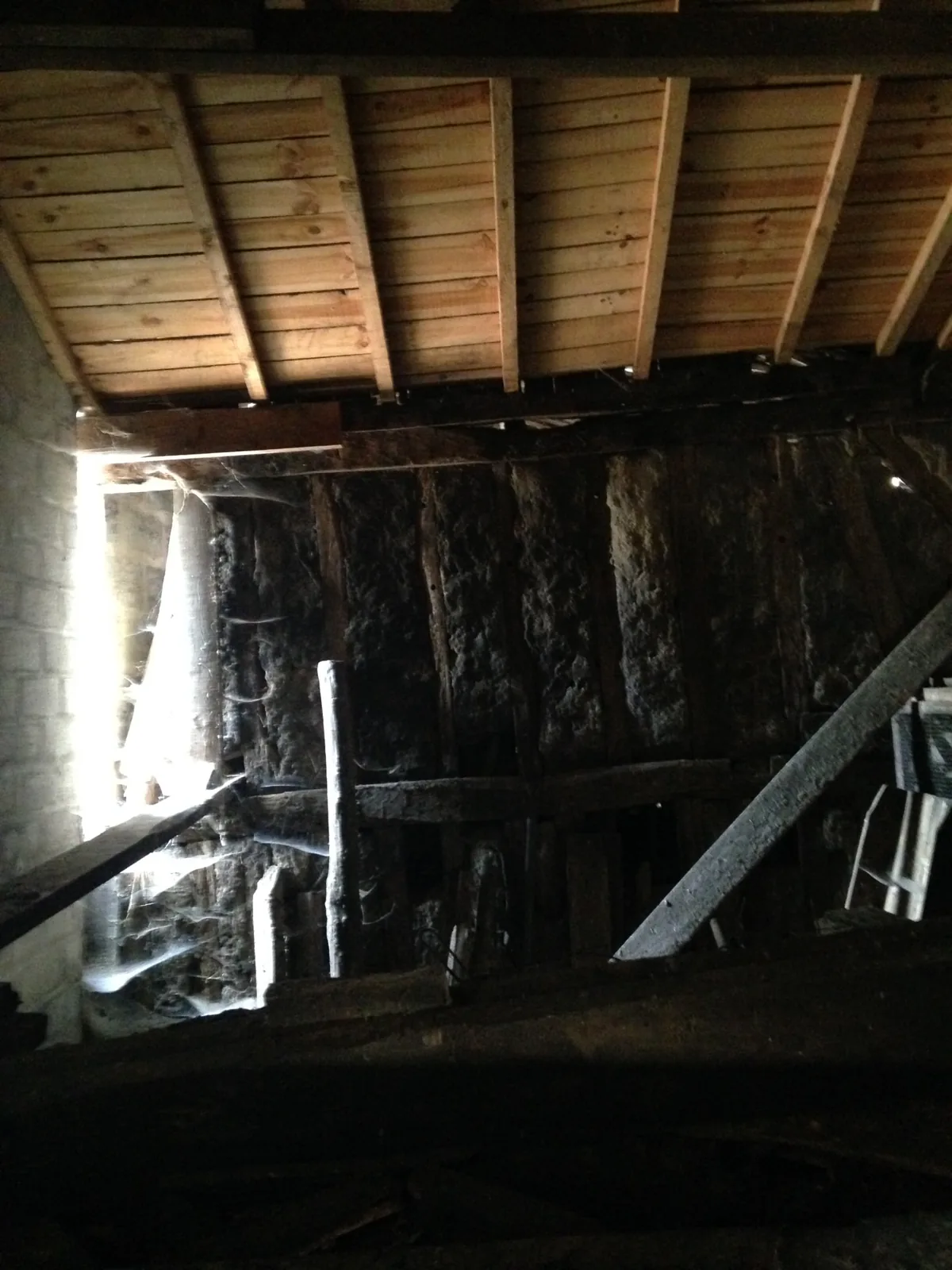 État existant du plancher bois et des solives anciennes du bâtiment à Abzac