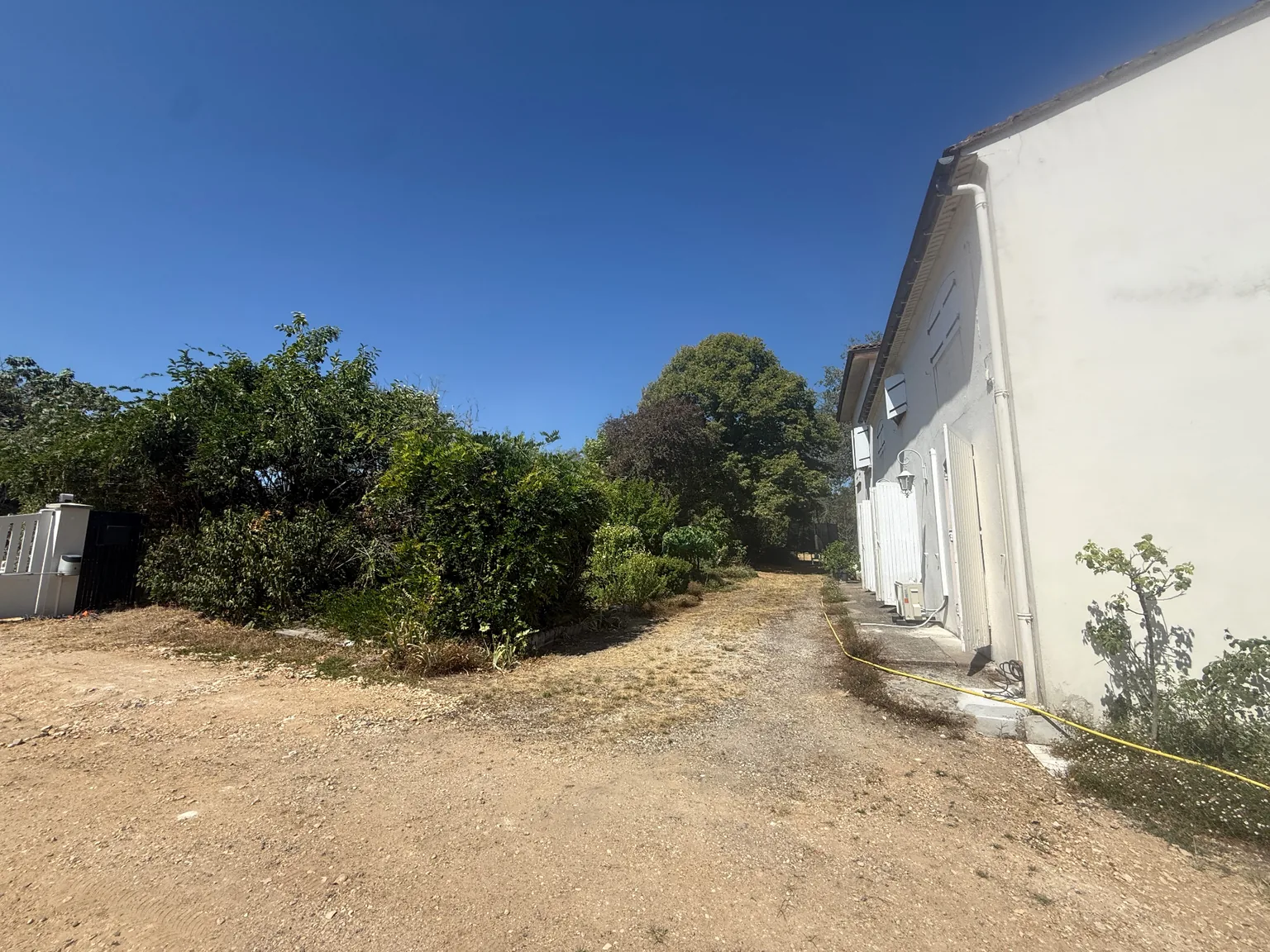 État existant de la façade latérale et du jardin de la maison agricole à Abzac